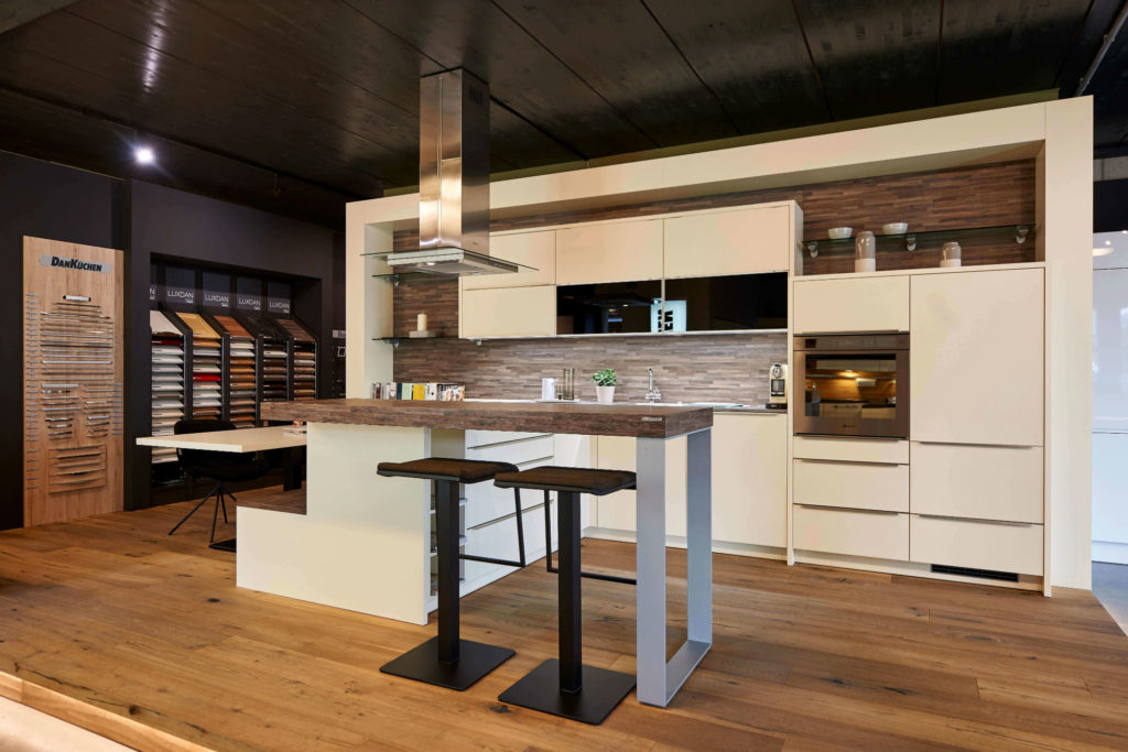Moderne Küche mit Bar: 6 Ideen für eine Bartheke aus Holz, Stein und