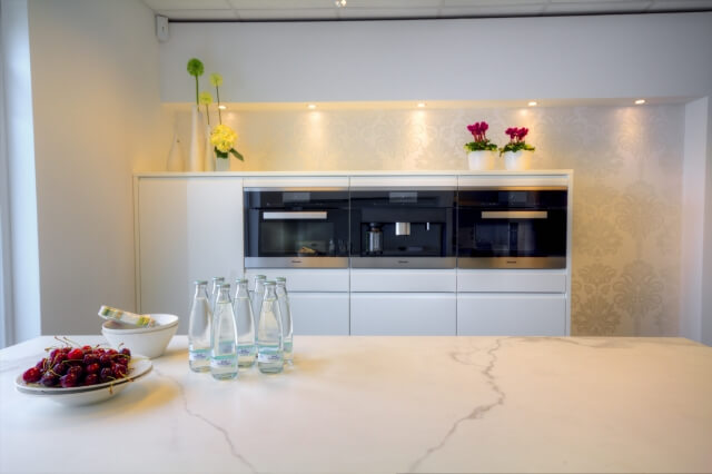 Moderne Landhausküche - Musterküche aus Echtholz & Lack