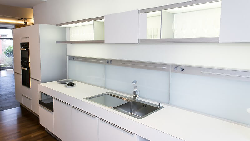 Poggenpohl Ausstellungsküche Modell PlusModo aus Lack mit Blanco Spüle