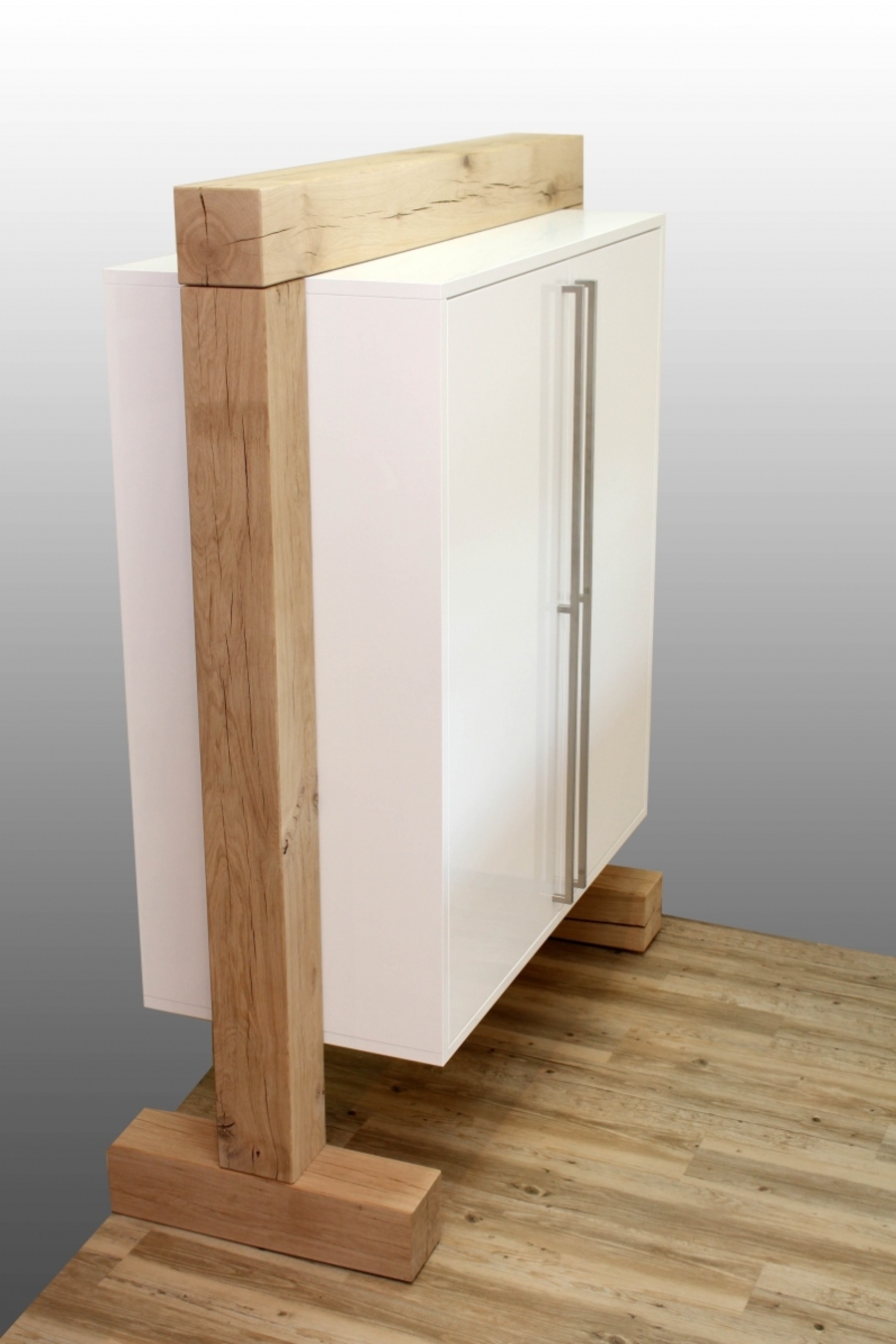 Weiße Hochglanz Küche mit Eichenholz-Balken und Siemens Einbaugeräten