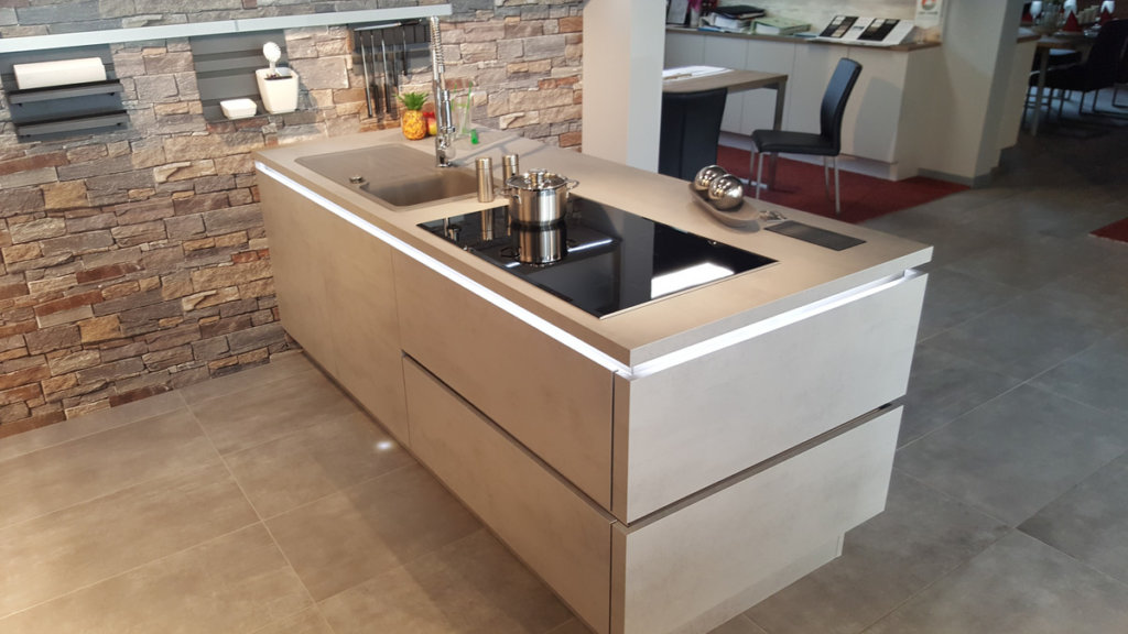 Nobilia Riva Musterküche in Betonoptik inklusive Bosch Einbaugeräte im