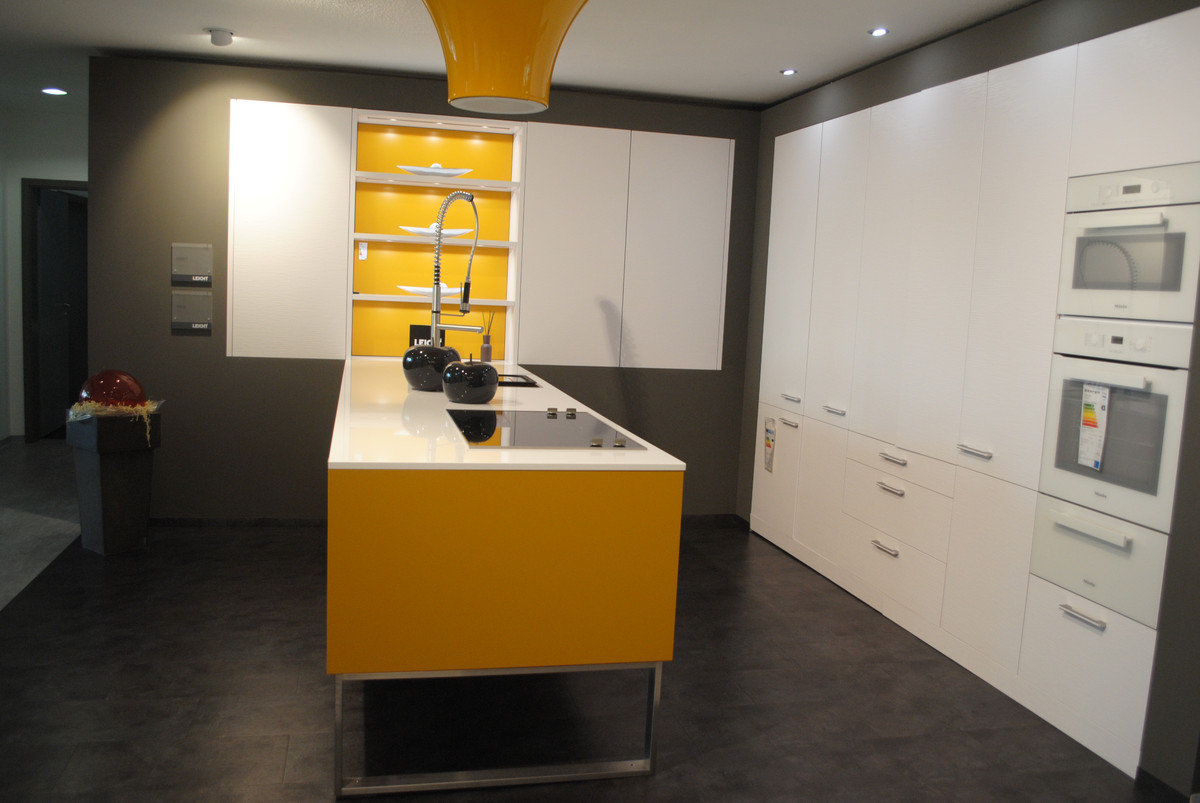 Farbige Musterküche von Leicht mit Miele und Bosch Einbaugeräten in