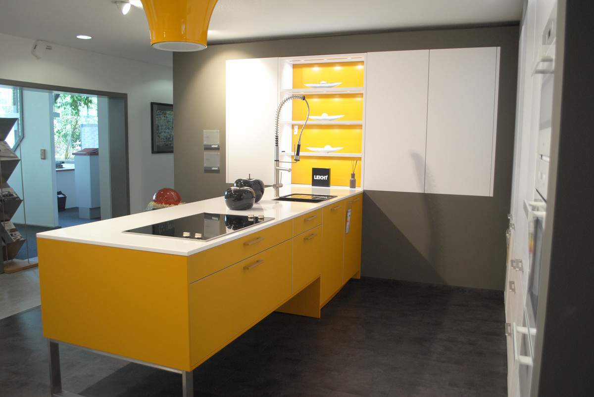 Farbige Musterküche von Leicht mit Miele und Bosch Einbaugeräten in