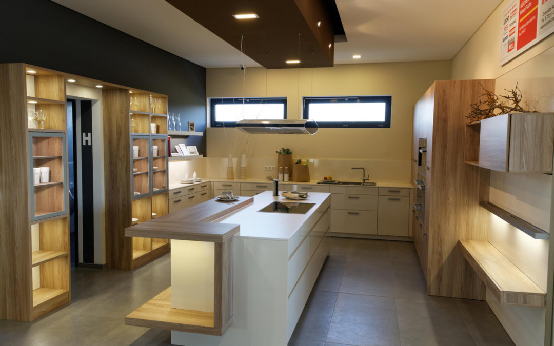 Premium Ausstellungsküche von Leicht in U-Form mit 3 m langer Kücheninsel und ausgestattet mit Miele Elektrogeräten