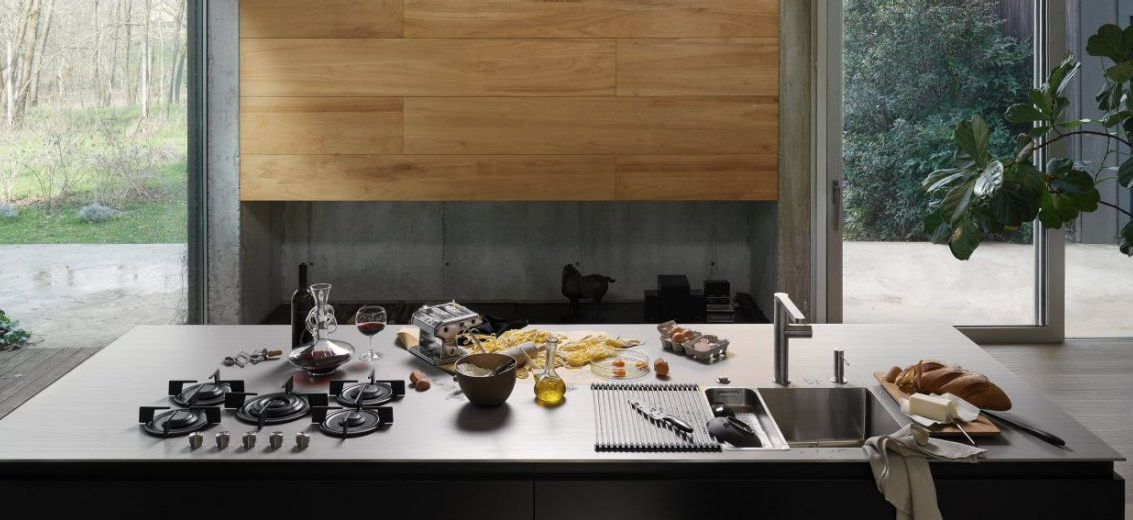 Kücheninsel mit Edelstahlarbeitsplatte nach Maß, integriertem Gas Kocher und Spüle; Foto: Franke