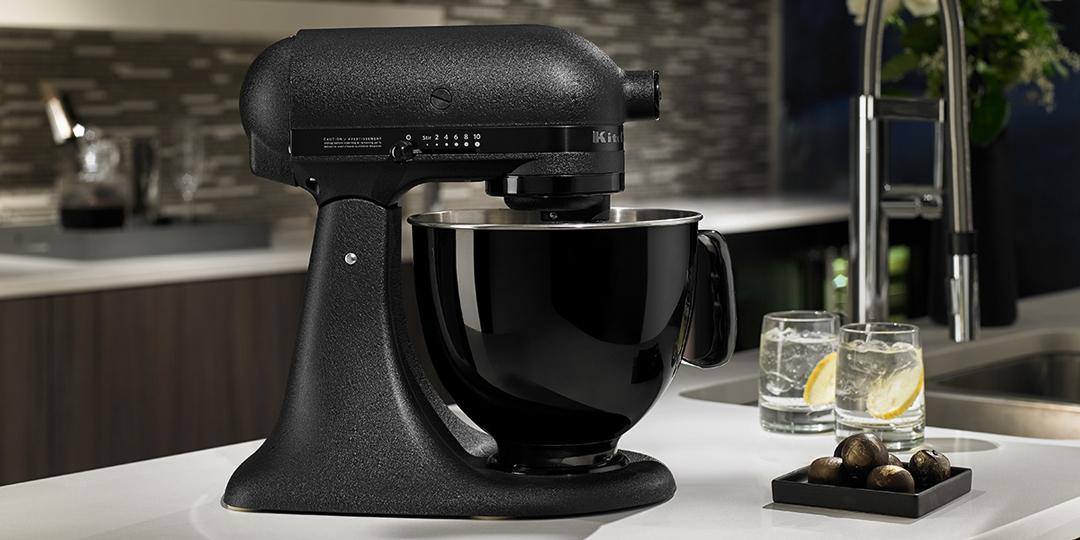Küchenmaschine ganz in schwarz; Foto: Facebook/KitchenAid