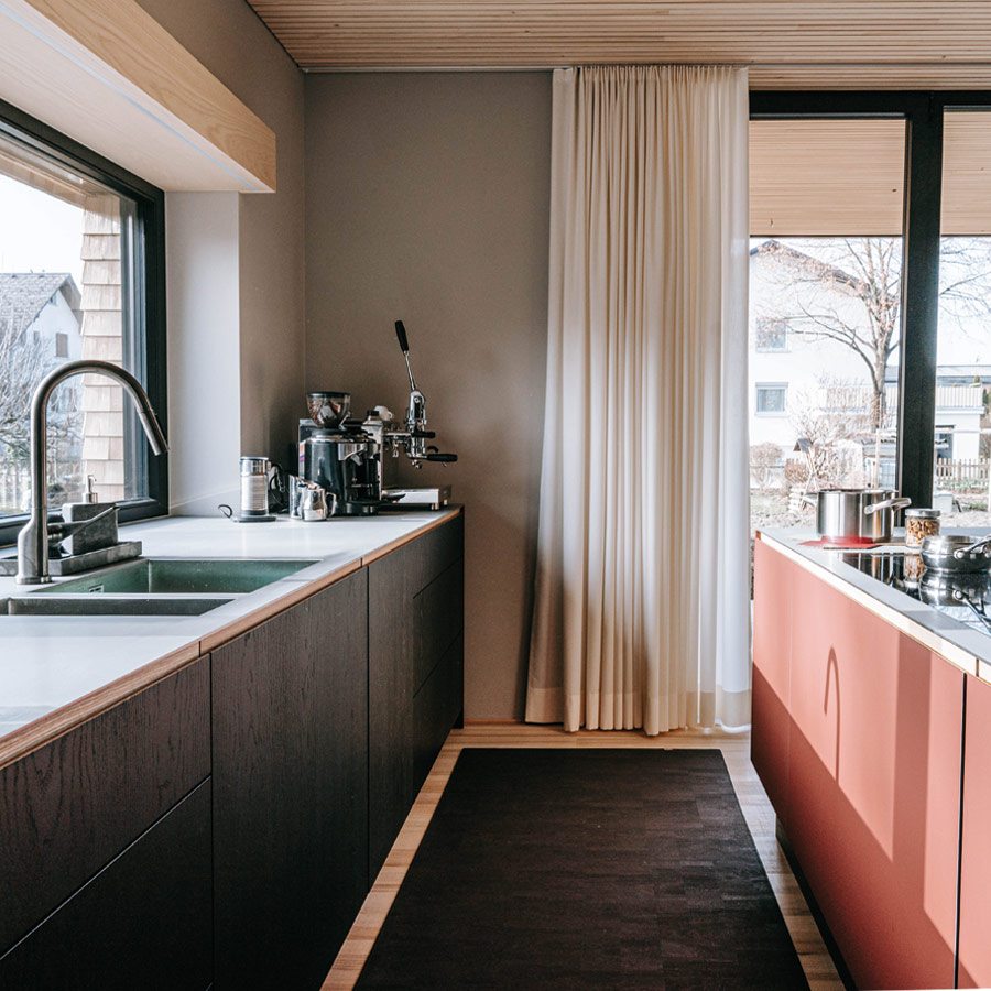 Ein Teppich in der Küche betont das Design und sorgt für mehr Gemütlichkeit. Foto: CLARISSAKORK