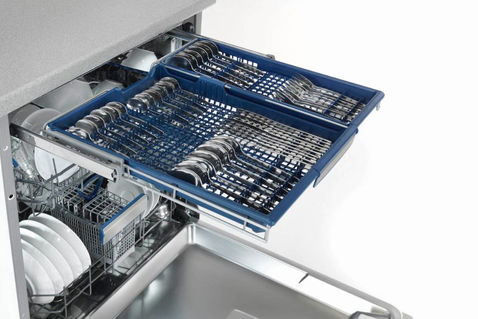 In der herausnehmbaren Besteckschublade VarioPLUS sind Messer, Gabel und Löffel perfekt einsortiert. So geht Ausräumen leicht und schnell von der Hand. Foto: ORANIER