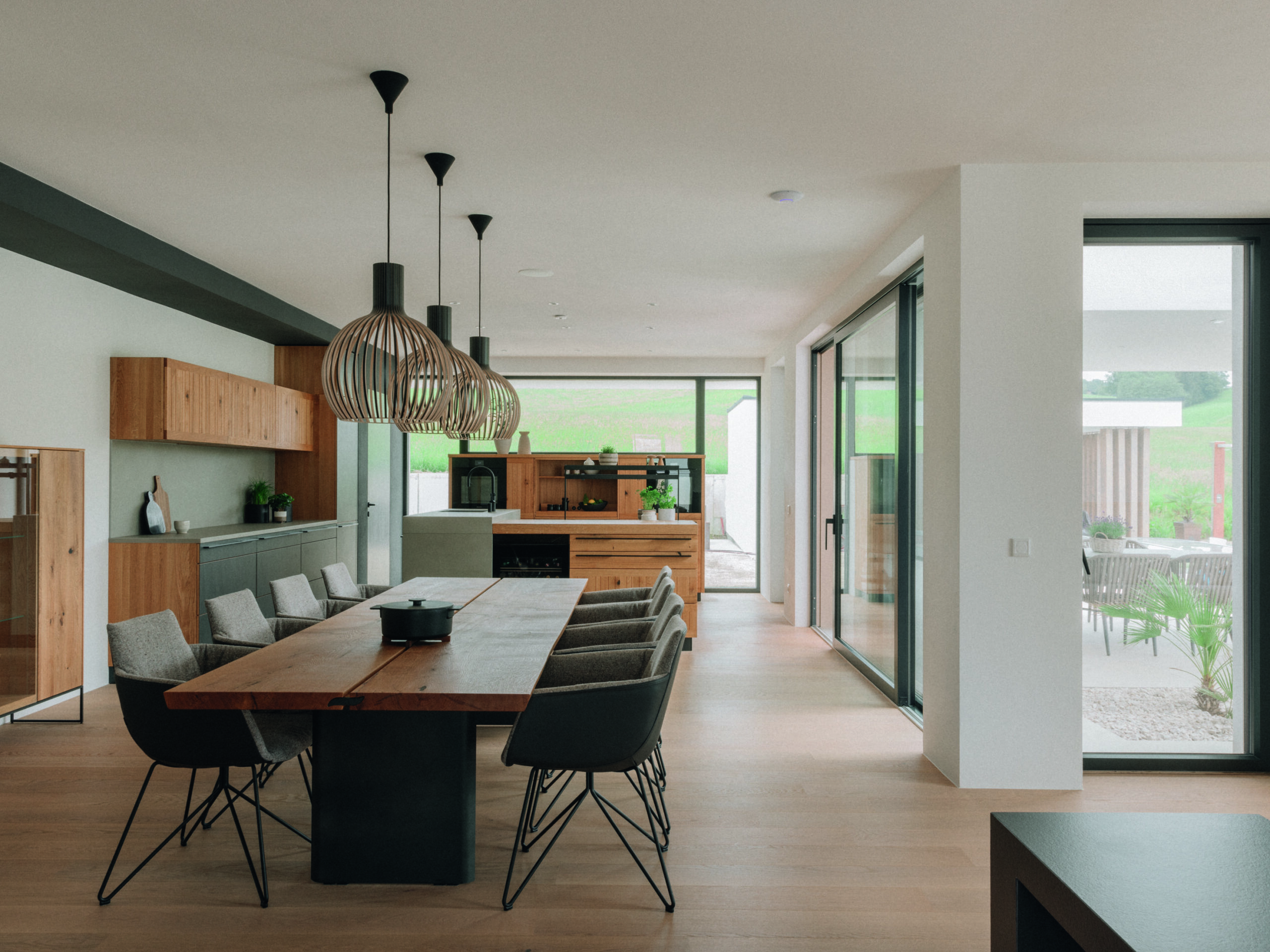 Fließende Übergänge: Ein modernes Einfamilienhaus in Salzburg als Inspiration für die Küchenplanung