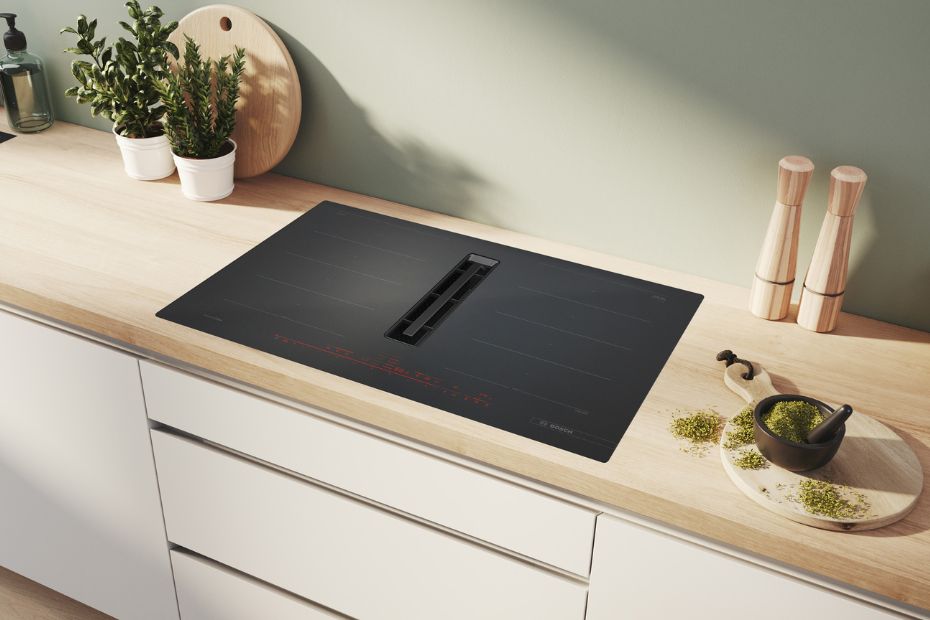 Bosch Serie 8: Mattes Induktionskochfeld mit integriertem Dunstabzug bringt Eleganz in die Küche