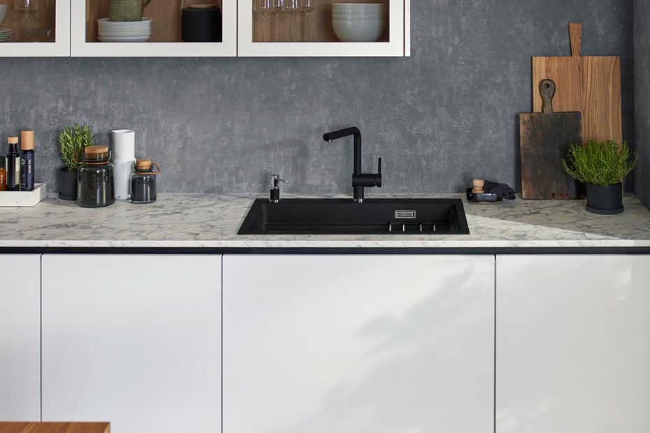 Moderne Küche mit schwarzer Blanco Silgranit-Spüle in Marmorarbeitsplatte und grauer Rückwand.