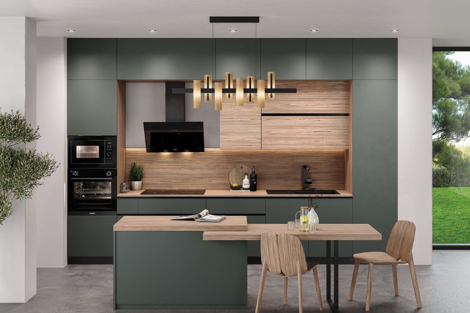 Moderne Einbauküche mit ORANIER KXI-Induktionskochfeld, Hochschränken und großzügigem Stauraum.