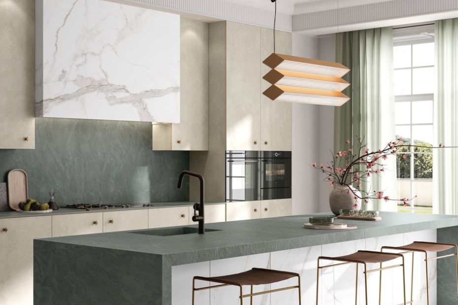 Moderne Familienküche mit Kücheninsel aus Laminam-Keramik in Marmor- und Steinoptik, kombiniert mit hellen Fronten und minimalistischer Beleuchtung.