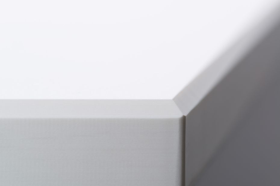 Detailaufnahme einer weißen Resopal-Schichtstoffplatte mit sauberer Kantenverarbeitung und kratzfester Oberfläche.