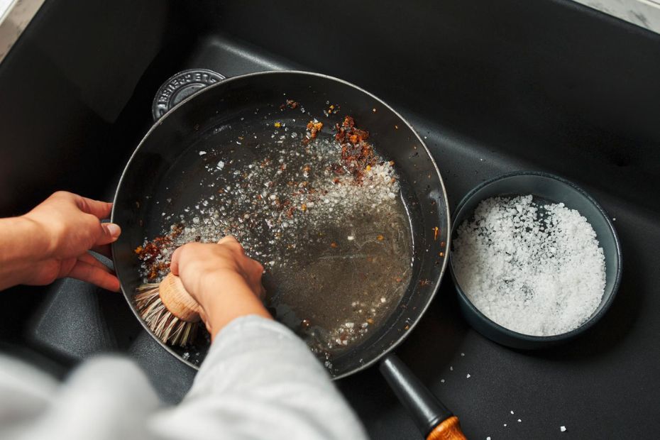 Reinigung einer Pfanne in einer schwarzen Blanco Silgranit-Spüle – kratzfeste und pflegeleichte Oberfläche aus Quarzkomposit.