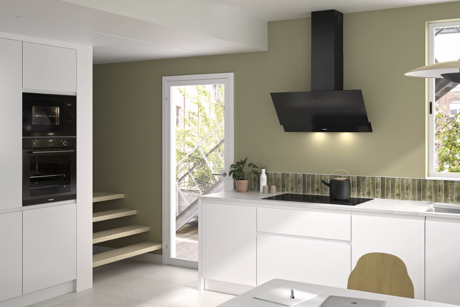 Backofen und Wärmeschublade im Hochschrank, kombiniert mit Dunstabzugshaube von ORANIER - funktional und stilvoll geplant.