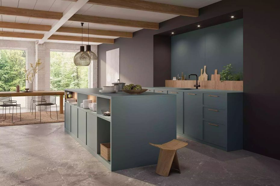 Küche mit großzügiger Kücheninsel in Petrolgrün und Holzdetails, flexible Regalelemente und offenes Design.