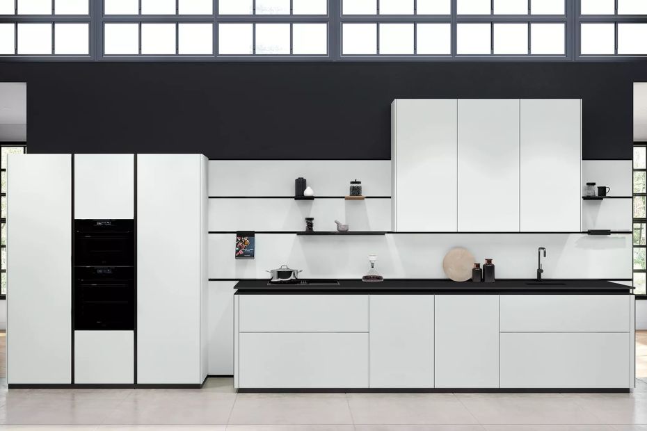 Weiße Rotpunkt Küche mit schwarzen Akzenten und durchlaufenden Regalböden, minimalistisch und modern.