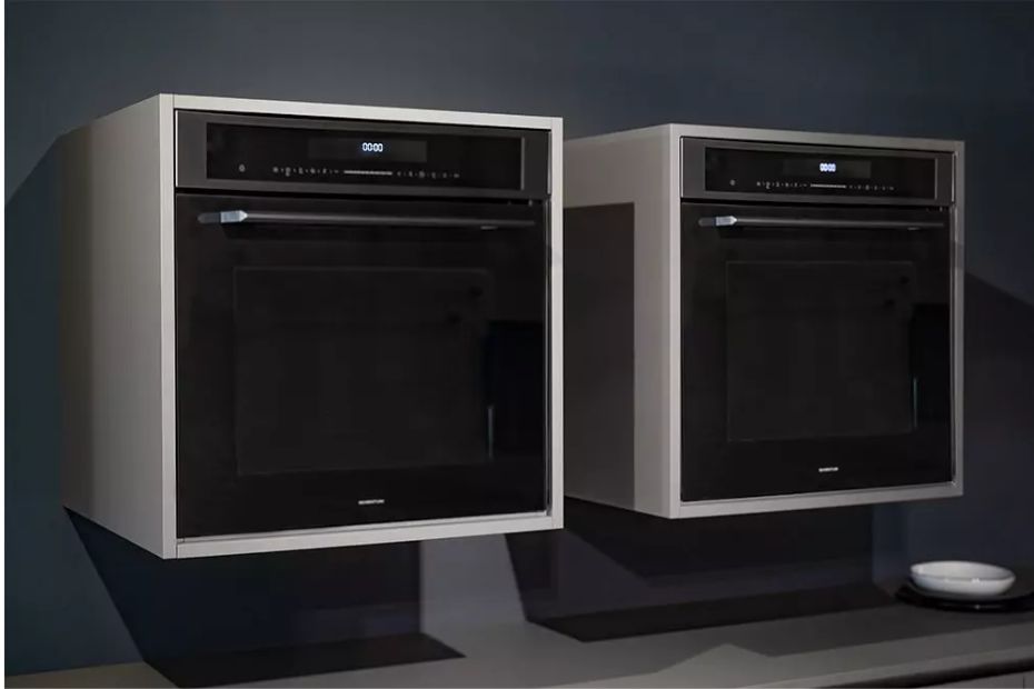 Zwei schwarze Einbauöfen in Cubes-Modulen, schwebend an der Wand montiert.