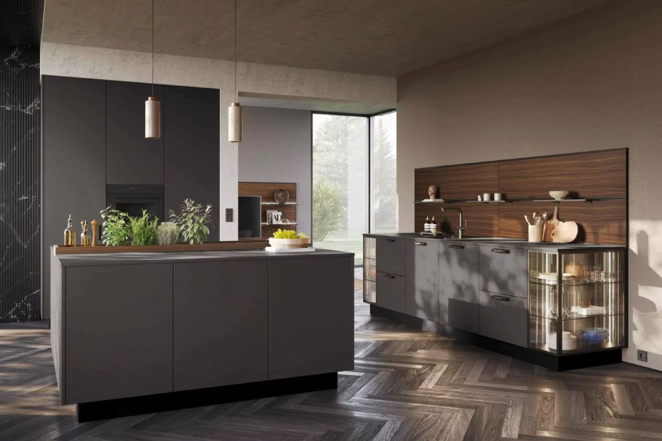 Moderne Kücheninsel aus Holz und Fenix-Oberflächen, seitliche Perspektive mit großem Fenster.