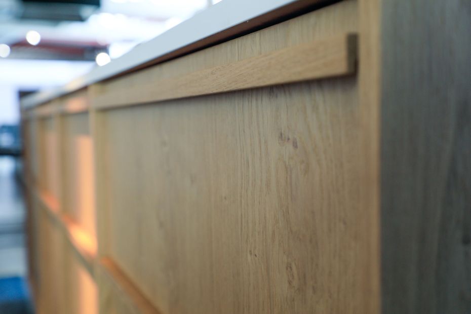 Nahaufnahme einer Holzfront mit Tokyo-Griffleiste