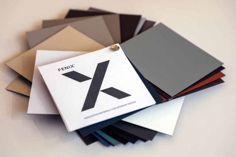Die 27 Fenix-Dekore bieten Planungsfreiheit von hell bis dunkel.Alt-Text: Fächer mit verschiedenen Fenix-Farbmustern in neutralen und kräftigen Tönen.