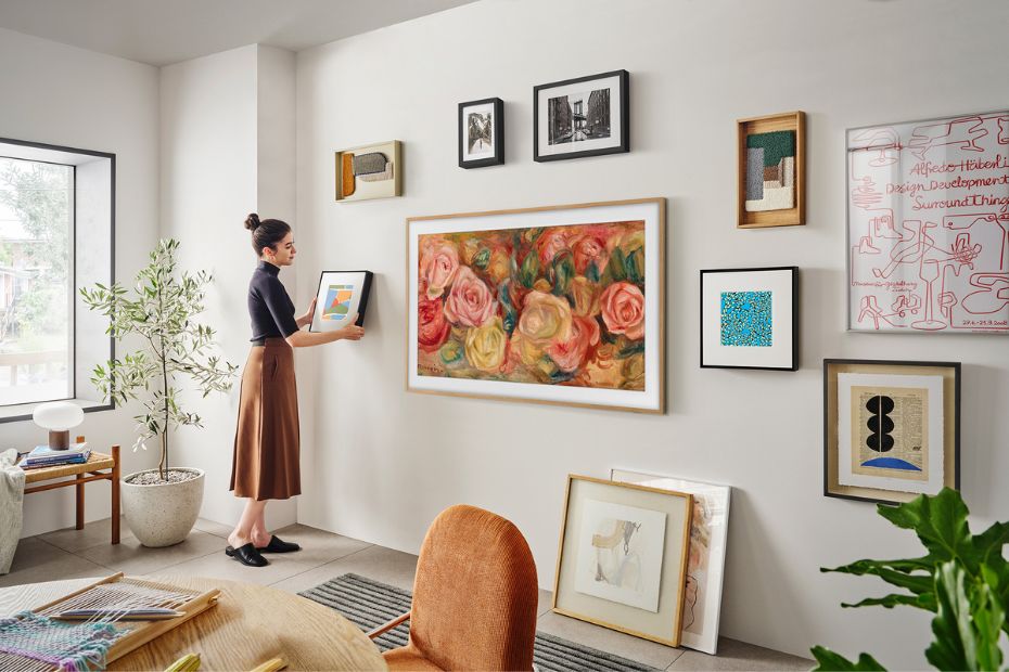 Samsung The Frame Fernseher im Art-Modus an heller Wand, passend zu einem offenen Küchen-Wohnbereich mit harmonischem Raumdesign