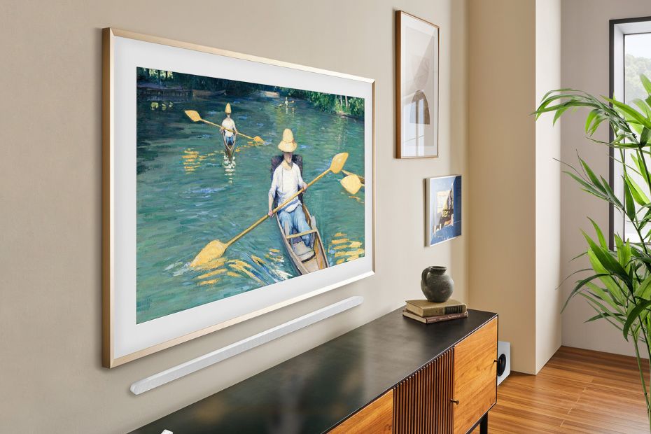 Samsung The Frame Fernseher mit Gemälde an der Wand einer hellen Wohnküche, blendfrei lesbar bei Tageslicht