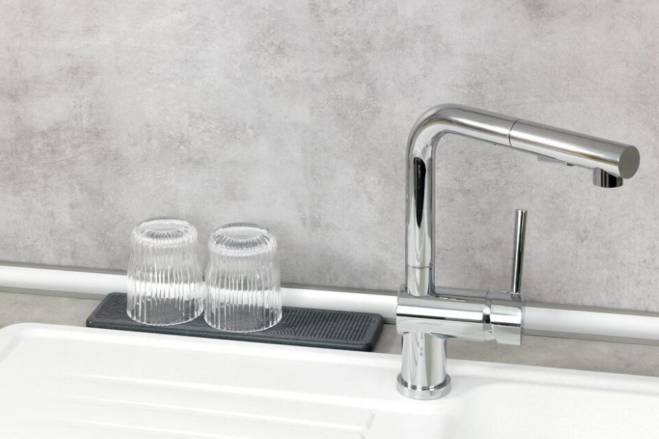 Die Stein-Matte, die Wasser aufsaugt: Was taugen Kieselgur-Abtropfplatten an der Spüle?