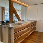 Kücheninsel aus Massivholz mit Schubladen in moderner Wohnküche