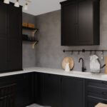 Schwarze Landhausküche von IKEA mit matten Fronten, offenen Holzregalen und grauer Betonoptik an der Wand