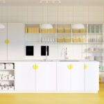 Helle Familienküche von IKEA mit weißen Küchenfronten, gelben Akzenten, offenen Regalen und großer Kücheninsel