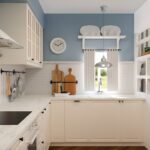 Weiße IKEA Landhausküche mit hellblauer Wand, weißen Metrofliesen und klassischer Küchengestaltung